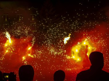 ateş gösterisi izleyiciler