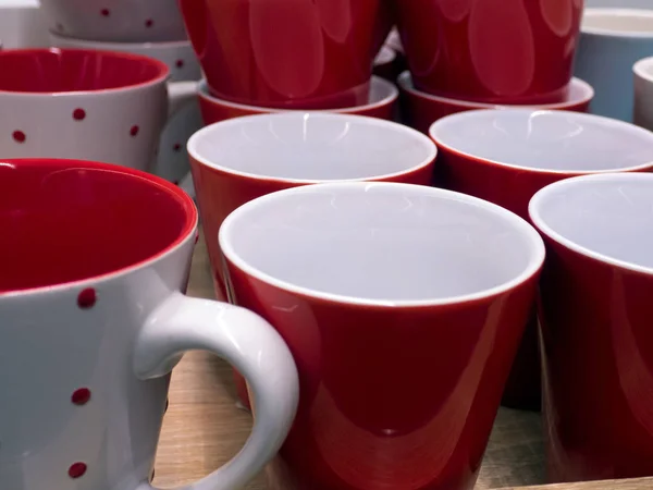 birçok seramik kupalar