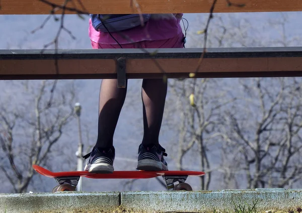 Girl relaxing skateboard — Stock Photo, Image