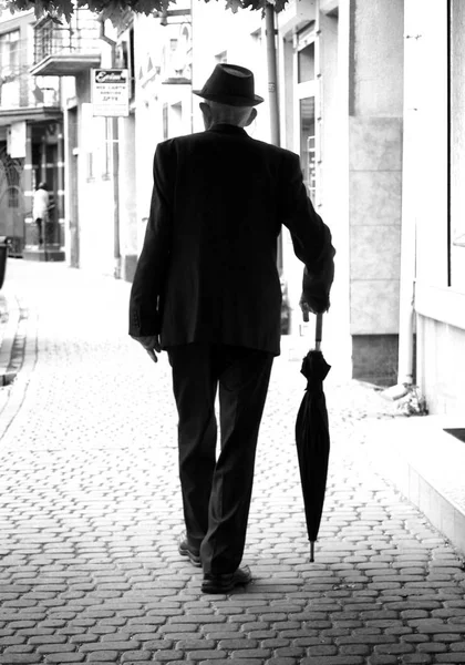 The elderly man is walking — Stock Photo, Image