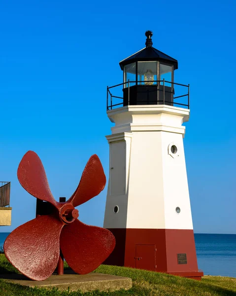 Vermillion feneri mavi gökyüzü ile 