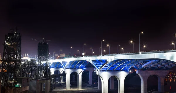 Город Кливленд с I-90 в авангарде — стоковое фото