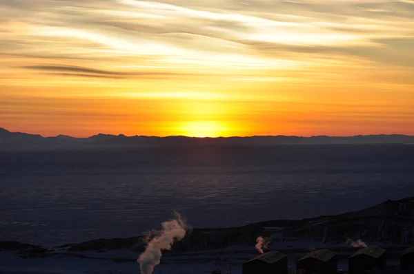 Sonnenuntergang über dem Schelfeis auf der Insel — Stockfoto