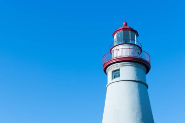 Marblehead deniz feneri bir mavi arka plan ve soldaki oda ile yakın çekim