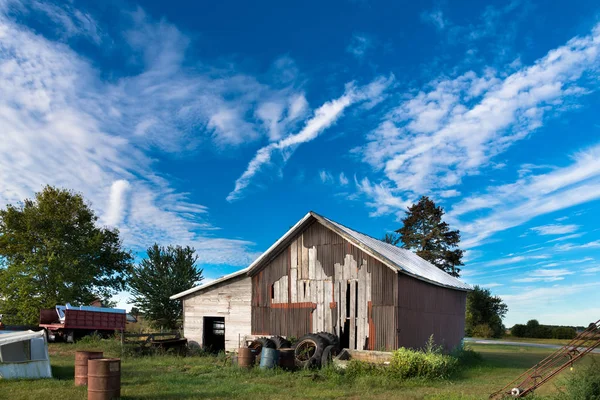 Old Barn Junk All Front Blue Sky — Stock Photo, Image