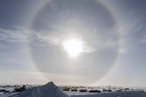 Sön Hund Skiner Ljus Himlen Över Toppen Den Södra Pole — Stockfoto