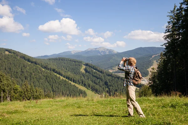 Junge Reisende genießen Bergblick — Stockfoto