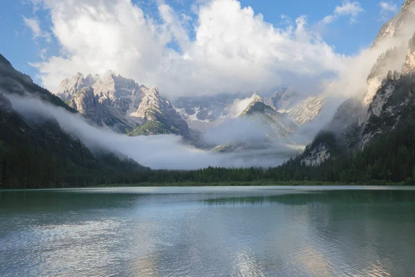 Bergsee am nebligen Morgen — Stockfoto