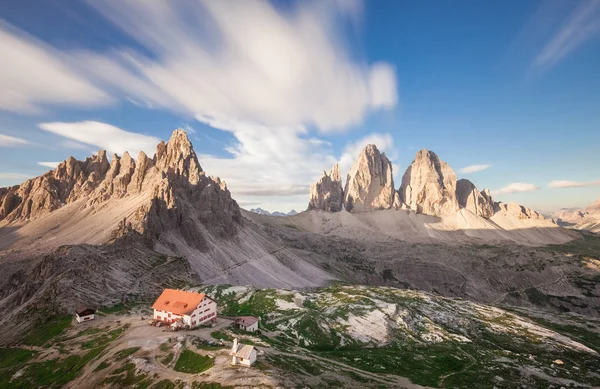 Panoramiczny widok Tre Cime o wschodzie słońca — Zdjęcie stockowe