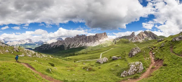 Verano alpino montaña colinas panorama — Foto de Stock