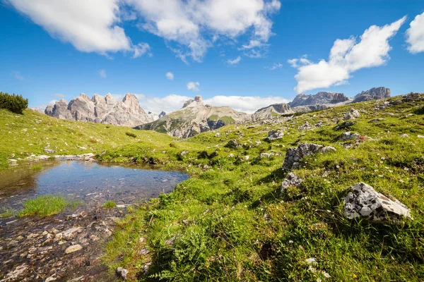 Güneşli Alp dağ Vadisi — Stok fotoğraf