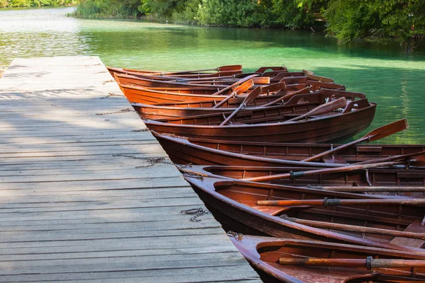 Boote in der Nähe der Seebrücke — Stockfoto