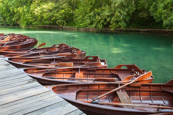 Barcos cerca del muelle en el lago — Foto de Stock