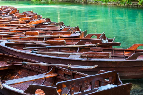 Човни біля причалу на озері — стокове фото