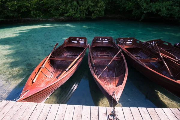 Barcos cerca del muelle — Foto de Stock