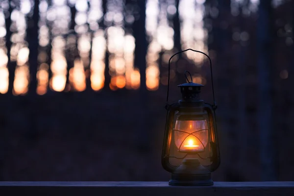 Vintage tarzı lamba bir mum gece — Stok fotoğraf