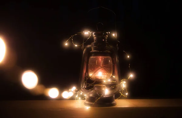 Linterna mágica vintage con luces en la noche — Foto de Stock