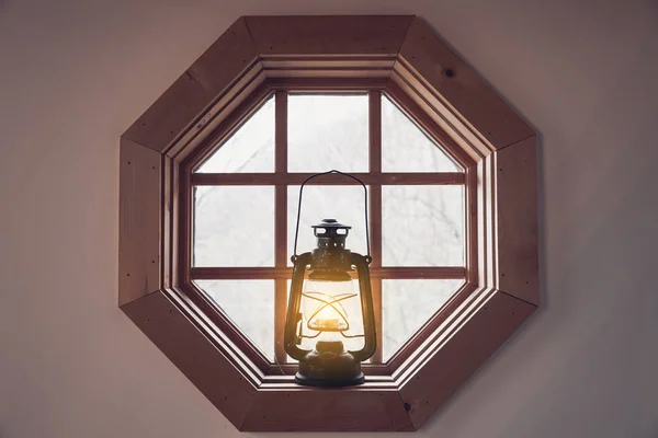 Металевий ліхтар на вікні — стокове фото