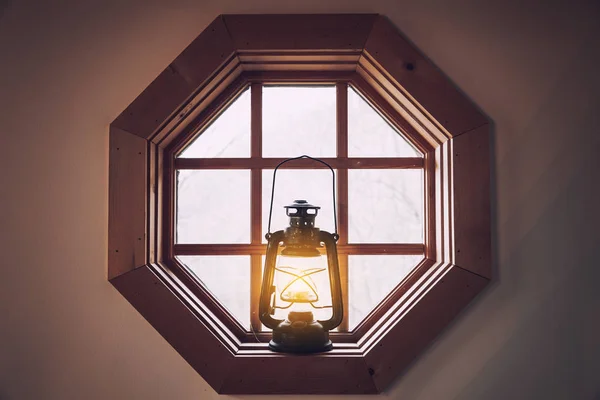 Старинный металлический фонарь в стиле ретро на окне — стоковое фото
