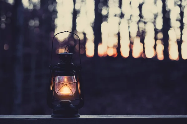 Lâmpada de estilo vintage com uma vela à noite — Fotografia de Stock