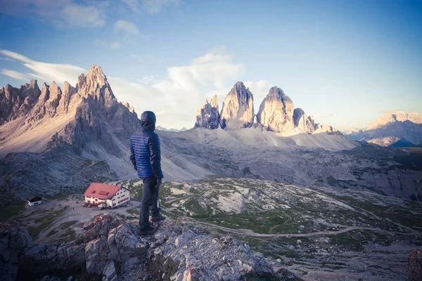 Mann auf dem Gipfel des Berges beobachtet Sonnenaufgang — Stockfoto