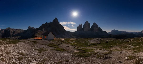 Panorama av moonlight natt till Tre Cime di Lavaredo — Stockfoto