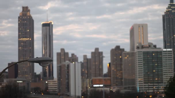고속도로와 고층 빌딩 현대 일출 풍경 — 비디오