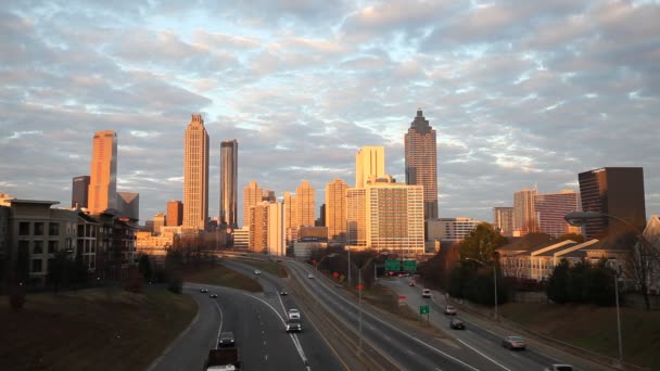 Paisaje urbano moderno al amanecer con rascacielos y autopista — Vídeo de stock