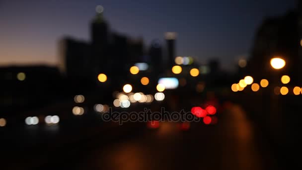 Modernes Stadtbild mit Wolkenkratzern und Autobahn bei Nacht — Stockvideo