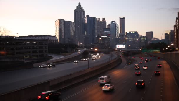 Moderna paisagem urbana com arranha-céus e rodovia — Vídeo de Stock