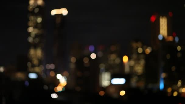 Современный городской пейзаж с небоскребами и шоссе ночью — стоковое видео