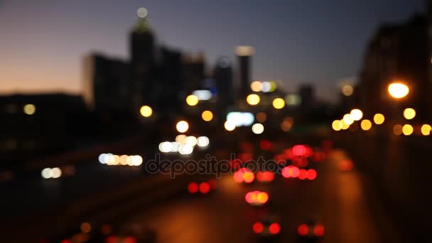 Paisagem urbana moderna com arranha-céus e rodovia à noite — Vídeo de Stock