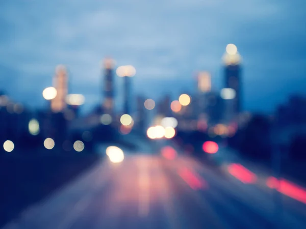 Luces Bokeh del horizonte nocturno de la ciudad moderna — Foto de Stock