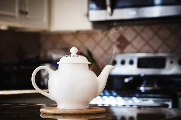 Tetera de estilo antiguo en el interior de la cocina moderna — Foto de Stock