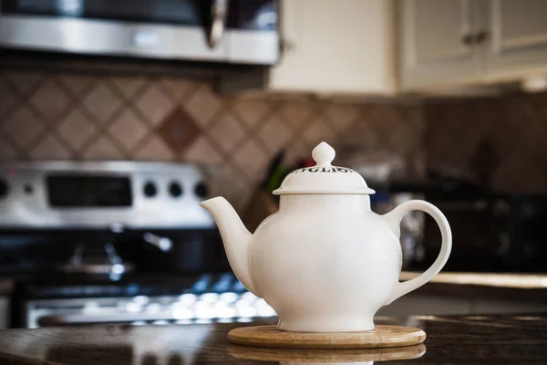 Tetera de estilo antiguo en el interior de la cocina moderna — Foto de Stock