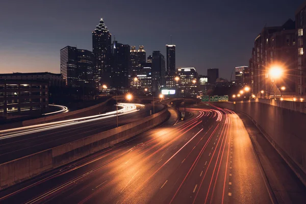 Ciudad nocturna skyline — Foto de Stock