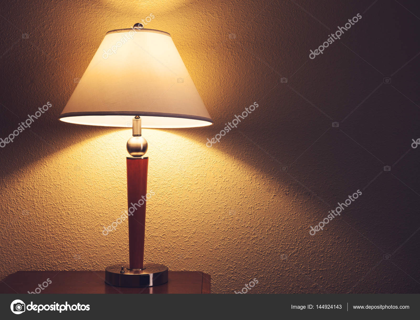 lamparas antiguas para mesa de luz antigua lampara de mesa de moda foto de stock c khoroshkov 144924143