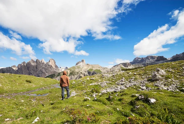 Wanderer im gebirgsgrünen Tal — Stockfoto