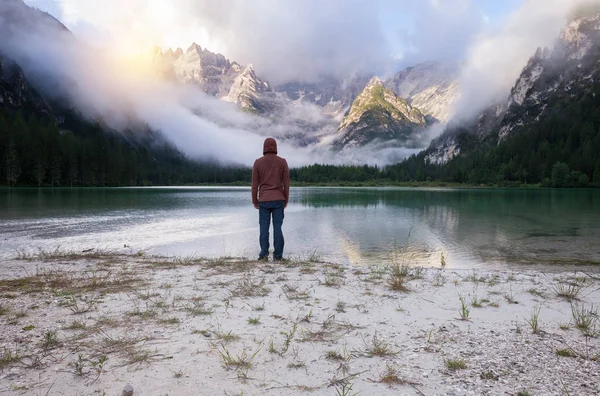 Чоловік стоїть біля гірського озера — стокове фото