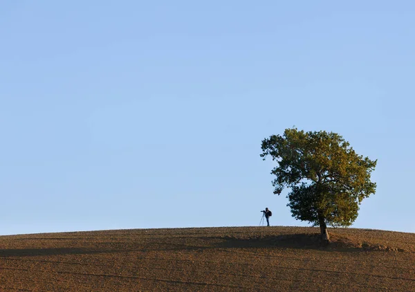 Fotógrafo en la colina — Foto de Stock