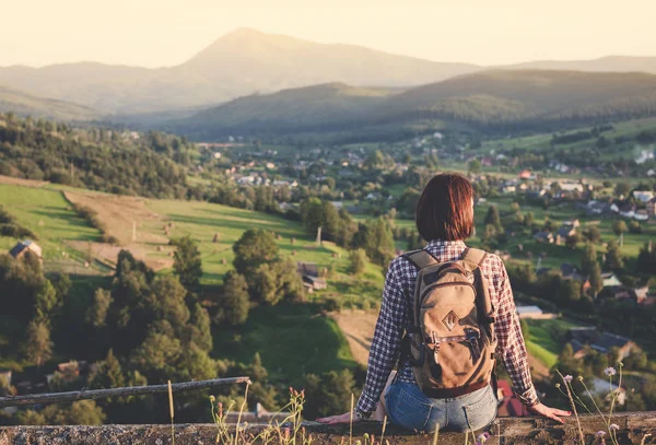 年轻的旅行享受山景的女孩 — 图库照片