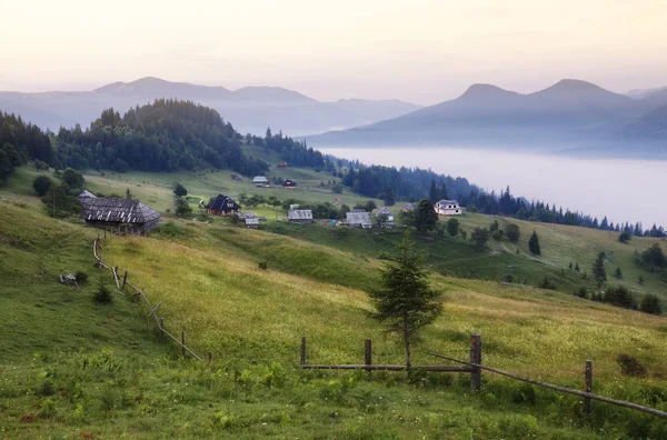 Montagne paesaggio rurale prima dell'alba — Foto Stock