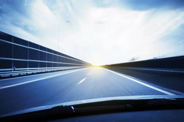 Carro vista com fundo de estrada borrão movimento — Fotografia de Stock