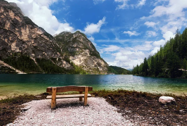 Panchina vicino al lago di montagna — Foto Stock