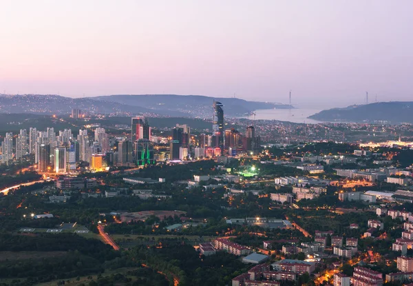 De skyline van de stad van de nacht van de Istanbul — Stockfoto