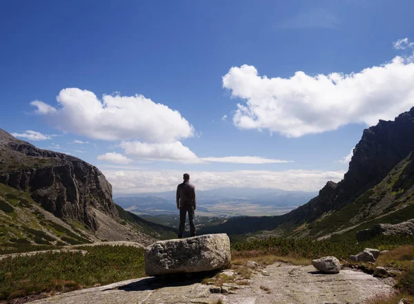 Человек, стоящий на вершине горы — стоковое фото