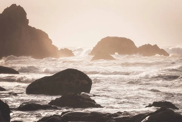 De rotsachtige kustlijn van de Atlantische Oceaan op zonnige avond — Stockfoto