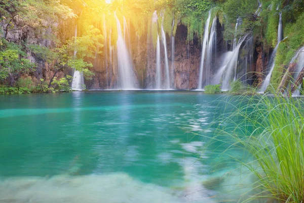 Cachoeiras de verão bonitas — Fotografia de Stock