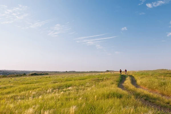 Pohled na krajinu s pár cyklistů — Stock fotografie