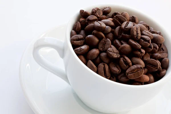 Grãos de café em uma xícara — Fotografia de Stock